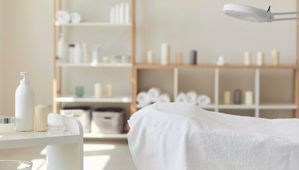 “癒し”を演出するオリジナルボトルウォーターとは？美容サロン向けデザイン事例と導入のコツ