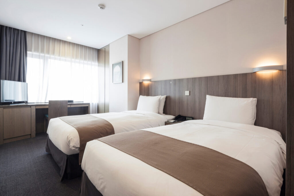 ホテルの上質感を伝えるノベルティ水｜客室・ロビーでの配布活用法を解説