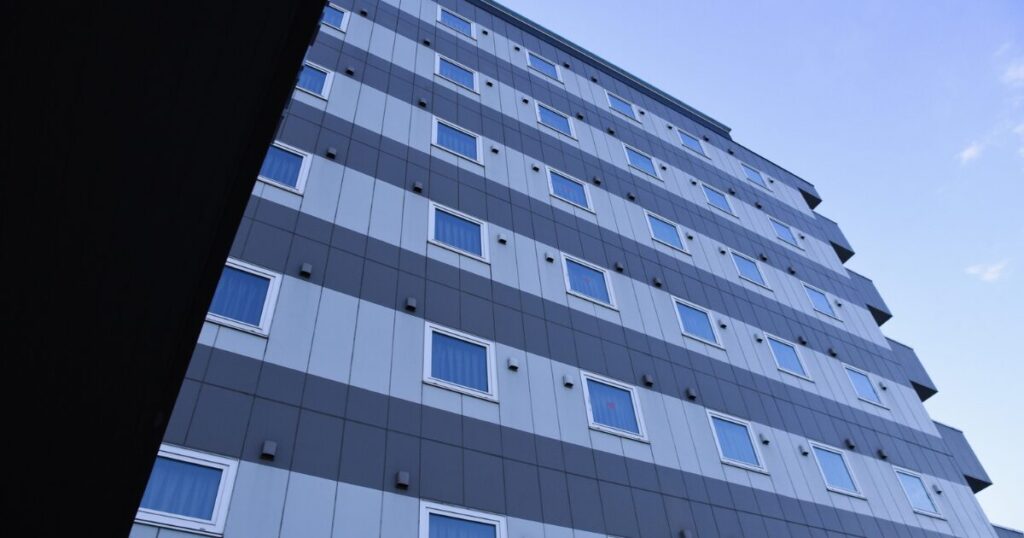 ビジネスホテルの滞在価値を高めるオリジナルペットボトル水｜アメニティ・ウェルカム水・ブランド訴求まで解説