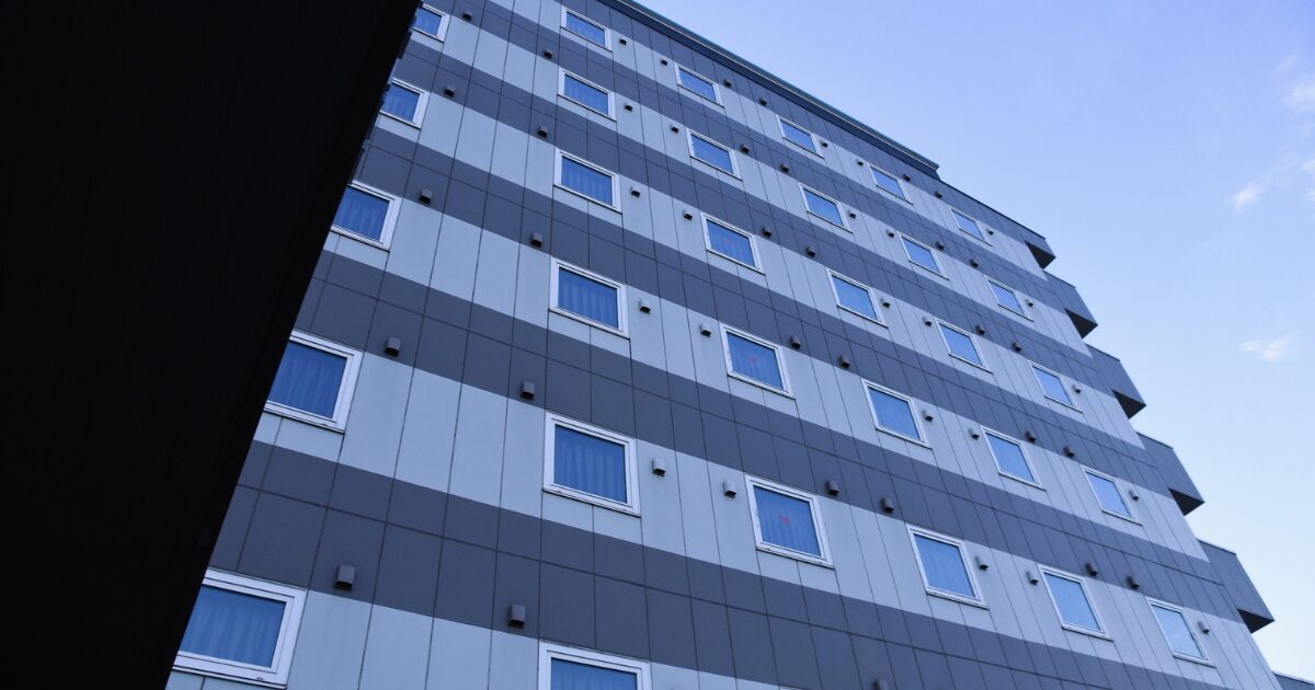 ビジネスホテルの滞在価値を高めるオリジナルペットボトル水｜アメニティ・ウェルカム水・ブランド訴求まで解説